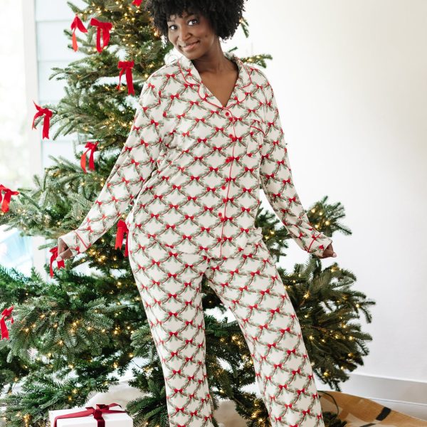 Long-Sleeved Women's Pajama Set in Holiday Bow