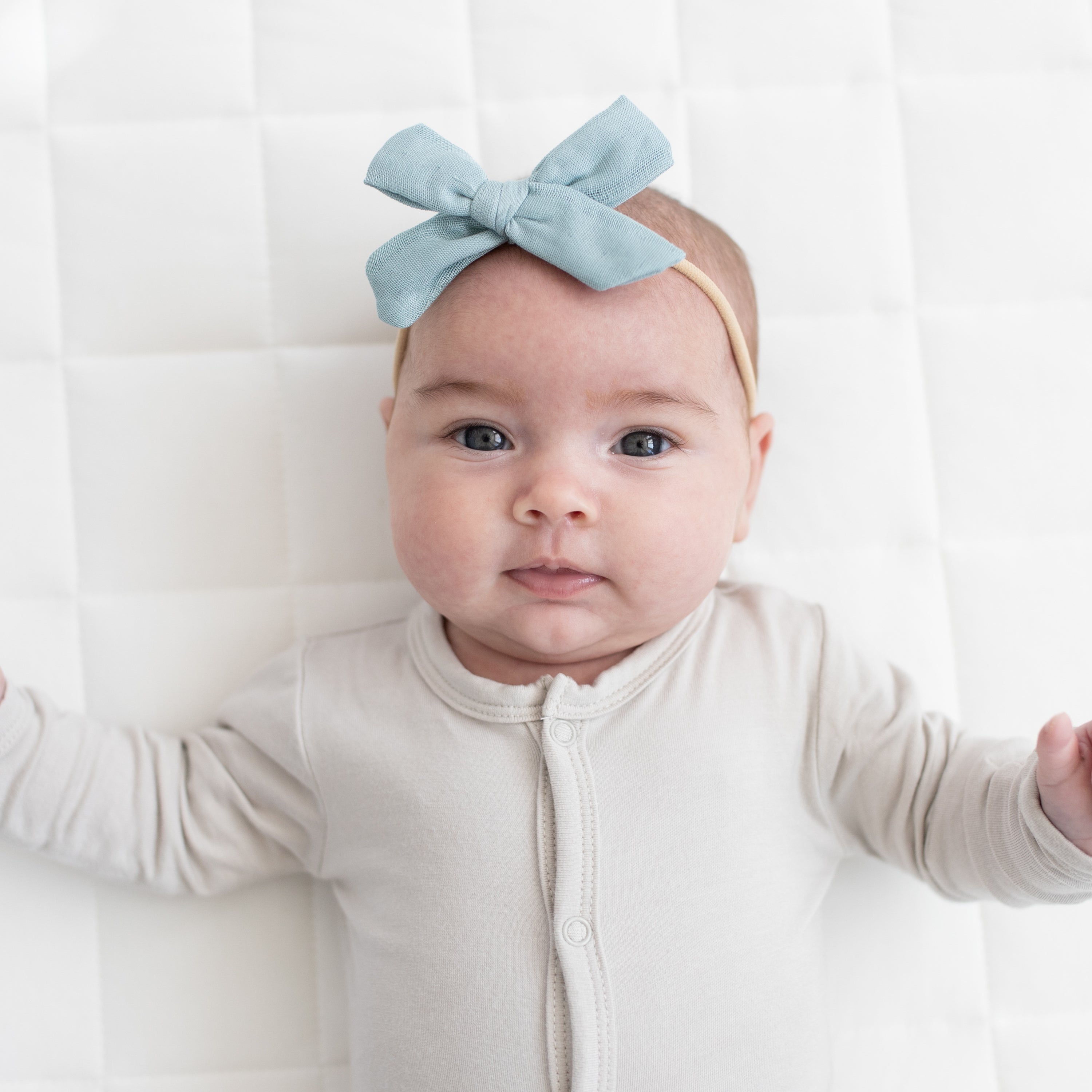 Bamboo Muslin Medium Bow in Mist - Image 3